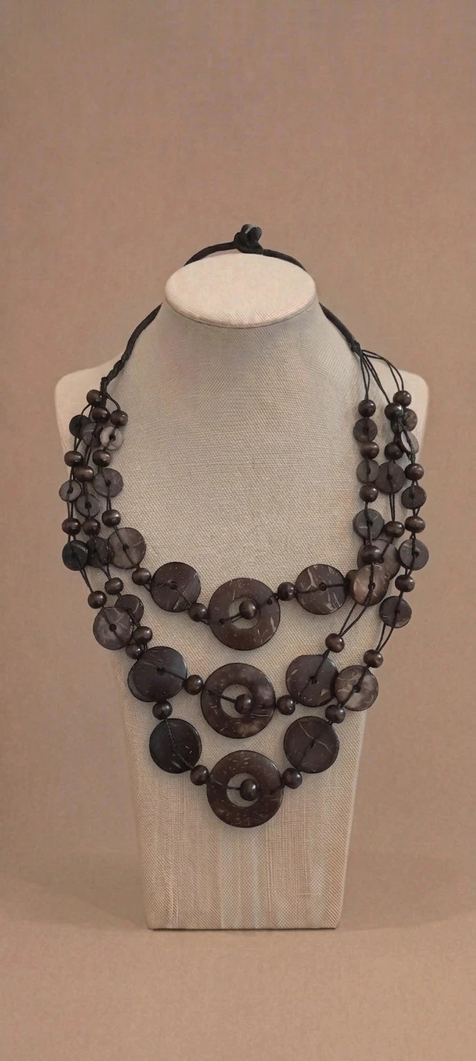 Collier en bois, (noix de coco) formes rondes style Bohème couleurs marron